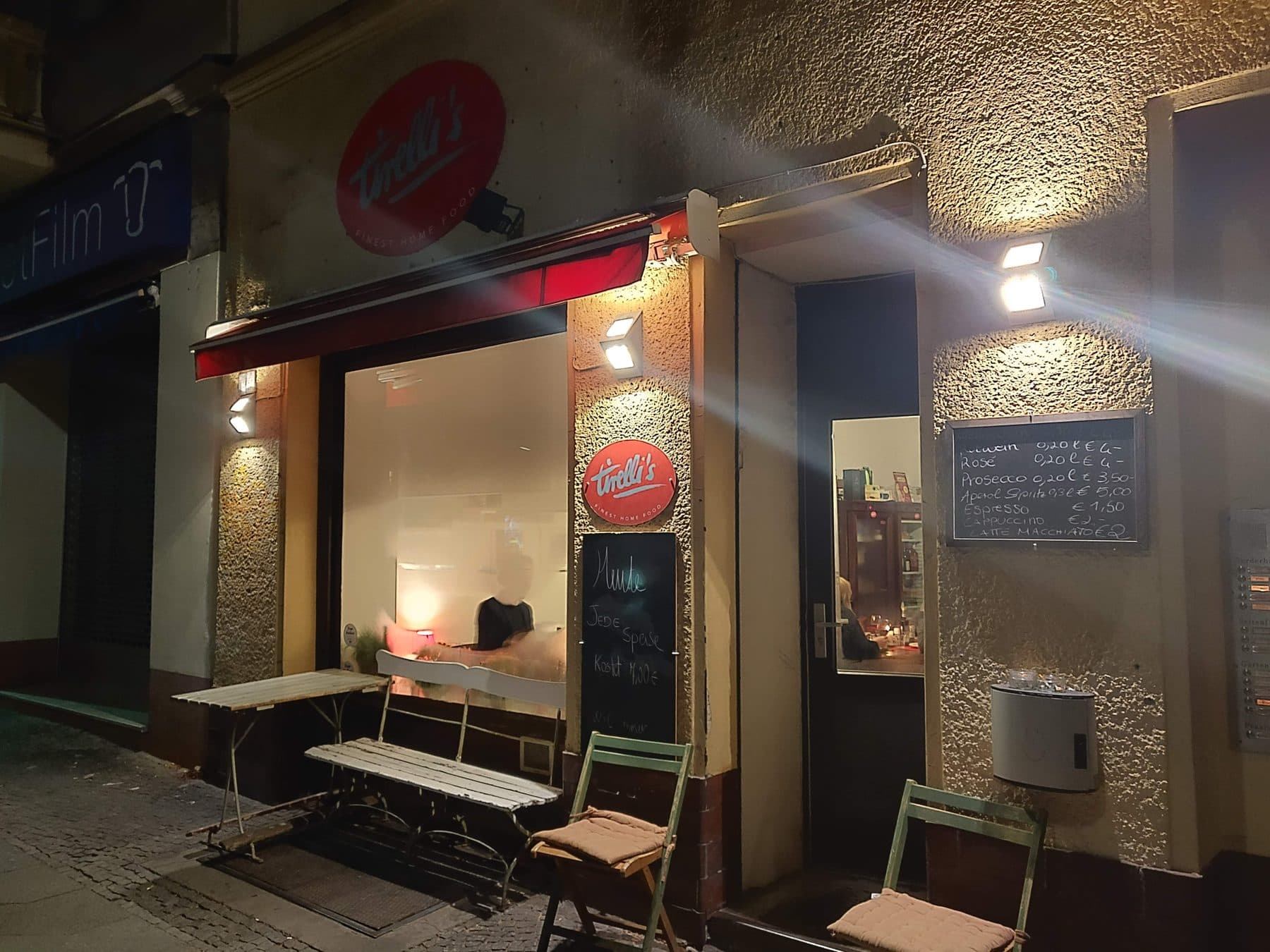 Tirelli's bei Nacht: leuchtendes Logo-Schild über dem Eingang in der Kreuzbergstraße