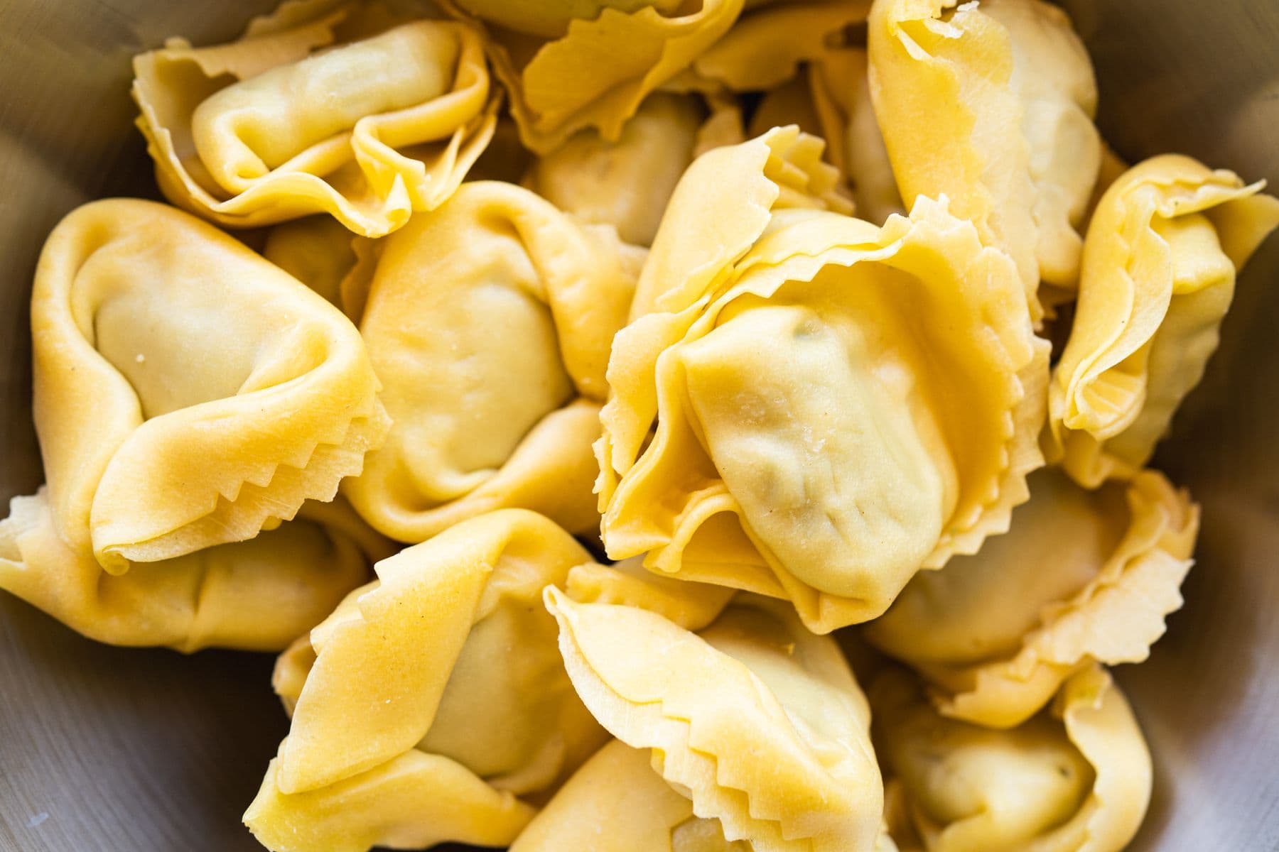Frische Tortelloni, roh