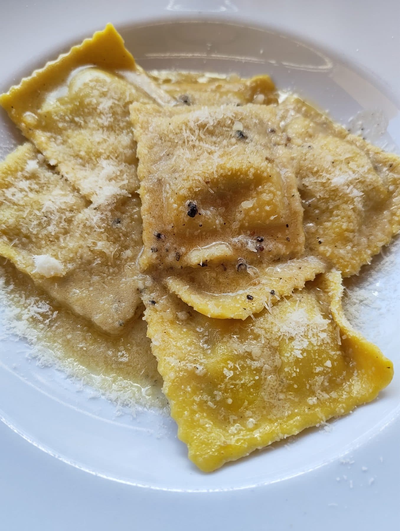 Ravioli mit Butter und Parmesan