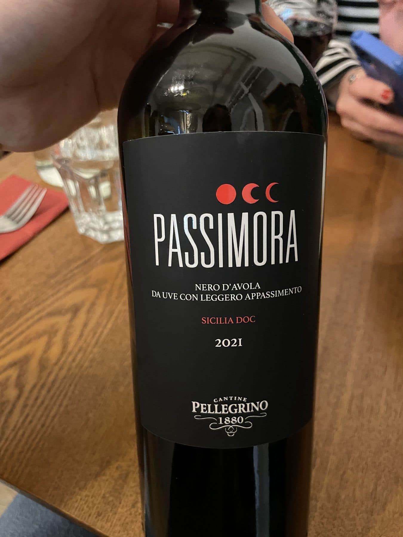 Flasche Rotwein auf dem Tisch