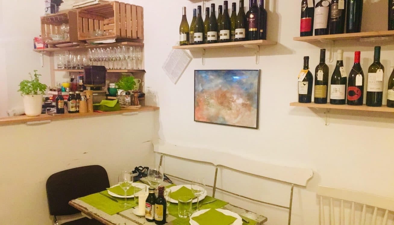 Weinflaschen auf Holzregalen an der Wand