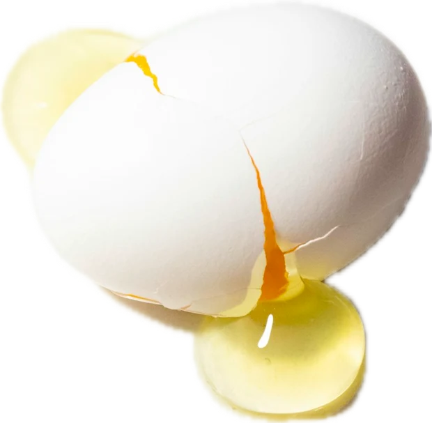 Aufgeschlagenes Ei mit Eigelb
